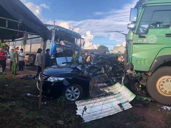 Hiện trường vụ tai nạn thảm khốc trên đường đi từ sân bay Ban Mê Thuột về Gia Lai khiến 3 thành viên CLB Hoàng Anh Gia Lai tử nạn