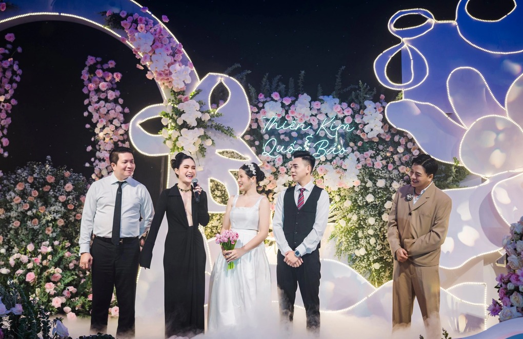 Bên cạnh 2 tỷ set-up tiệc, Đoàn Di Băng còn tặng cho cô dâu Thiên Kim một chiếc váy cưới lộng lẫy tuyệt đẹp, được đính đá tỉ mỉ khiến CĐM trầm trồ không ngớt.