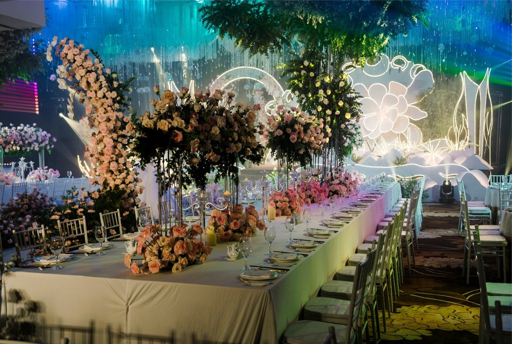 Đám cưới đã sử dụng khoảng 3 tấn hoa tươi để trang trí, cùng hơn 100 nhân viên cật lực hoàn thiện trong vòng 3 ngày ròng rã.