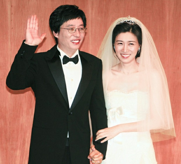 Nam MC kỳ cựu Hàn Quốc đã kết hôn với vợ mình từ năm 2008, hiện cả hai đang sống hạnh phúc cùng 2 người con