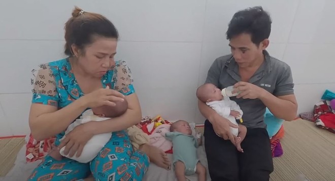 Vợ chồng chị Chung - anh Mun vừa cho con uống sữa, vừa lo lắng về bệnh tình của 3 người con