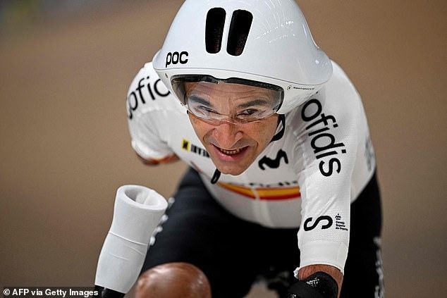 Vận động viên xe đạp Ricardo Ten Argiles đầy nhiệt huyết trên đường đua