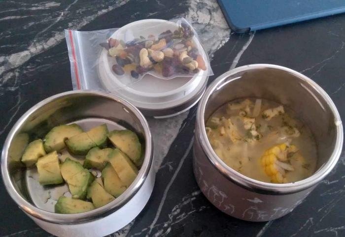 Khẩu phần ăn trưa gồm bơ, canh bắp và các loại hạt mà Võ Hạ Trâm chuẩn bị cho con gái