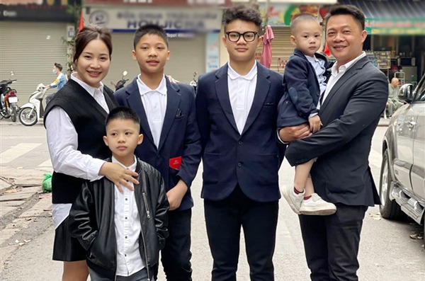 BTV Trần Quang Minh bên cạnh vợ và 4 cậu con trai