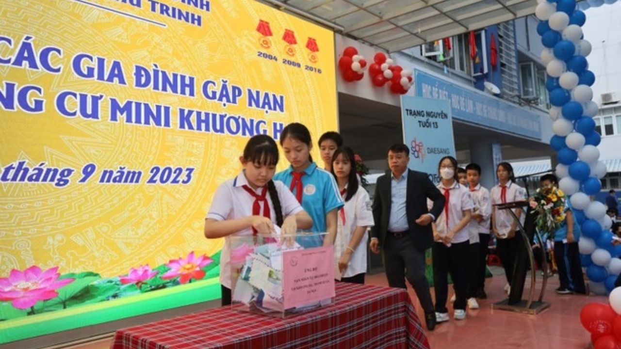 Học sinh cùng giáo viên, cán bộ nhân viên trường THCS Phan Chu Trinh quyên góp để ủng hộ các nạn nhân vụ cháy chung cư mini tại Khương Hạ - Ảnh: Tiền Phong