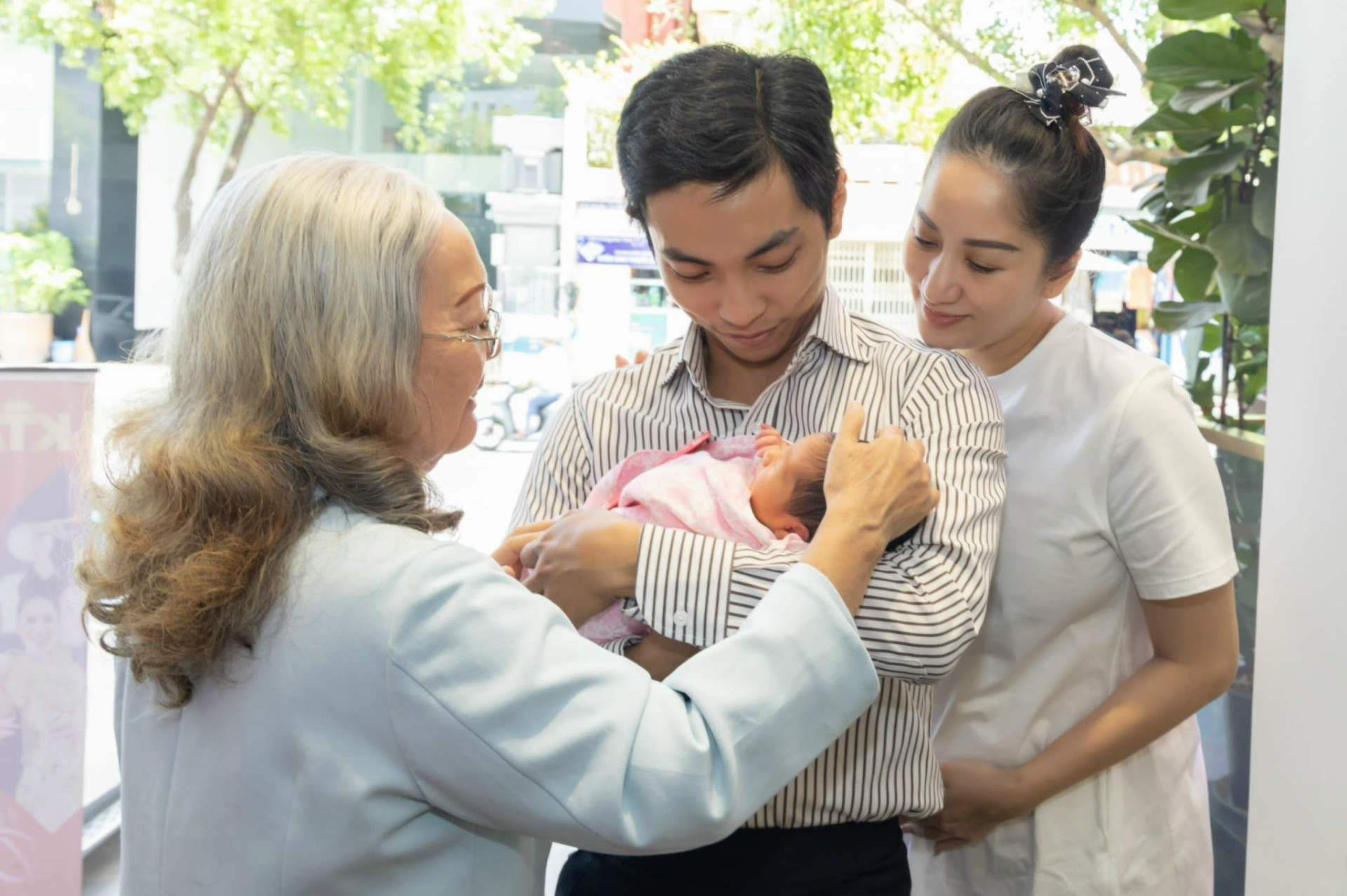 Hậu sinh con lần thứ ba, Khánh Thi tiết lộ sức khỏe bị ảnh hưởng rõ rệt, khó khăn trong việc đi lại - ảnh 1