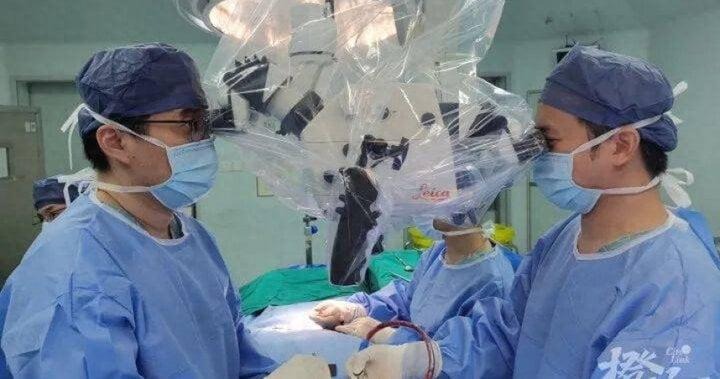 Hình ảnh giáo sư Tiền Vu phẫu thuật cho bệnh nhân bị thoái hóa đốt sống cổ