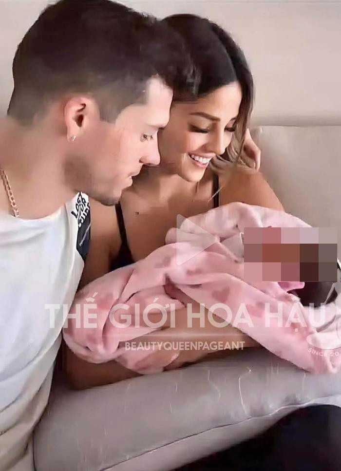 Nhiều người hoang mang khi thấy tấm hình Luciana Fuster bồng em bé bên cạnh bạn trai - Ảnh: Thế Giới Hoa Hậu