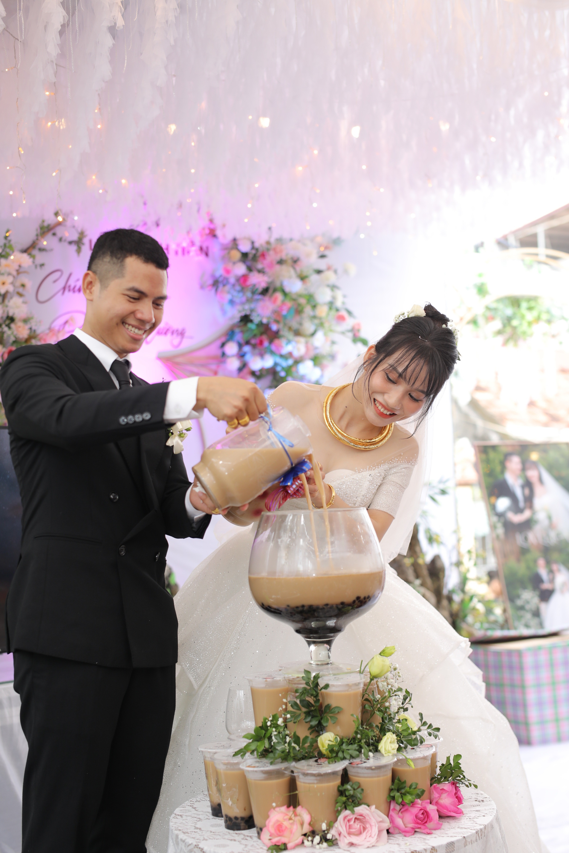 Cặp đôi 'gây bão' MXH vì rót trà sữa thay rượu vang trong đám cưới, chú rể tiết lộ tự tay nấu cả đêm - ảnh 1