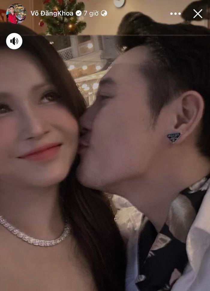 Võ Đăng Khoa không ngần ngại đăng tải hình ảnh anh trao cho Khả Như nụ hôn thân mật