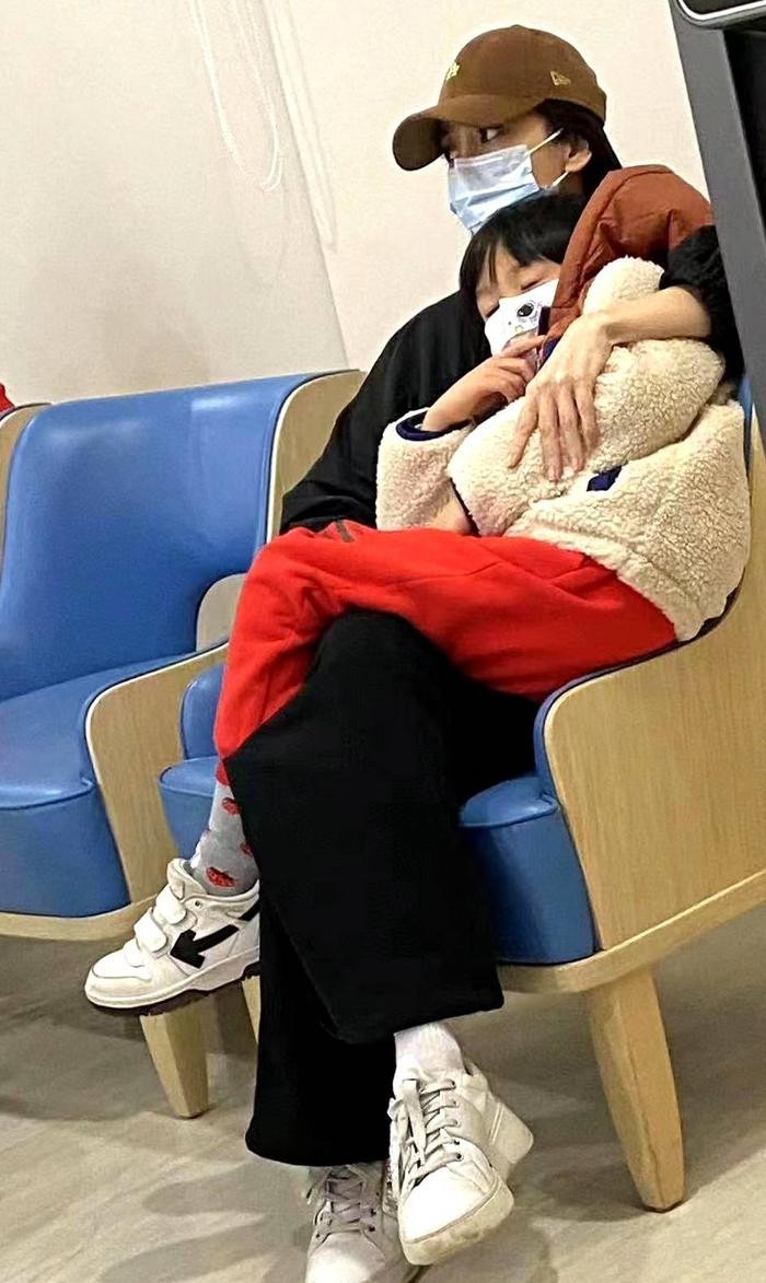 Hình ảnh Angelababy ôm con trong bệnh viện khiến nhiều người xót xa