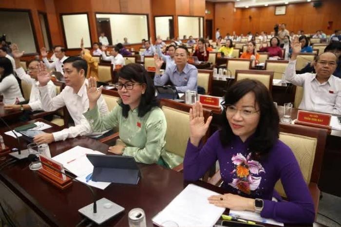 Đại biểu HĐND TP.HCM thông qua đề xuất nghị quyết hỗ trợ học phí - Ảnh: Nguyễn Phan