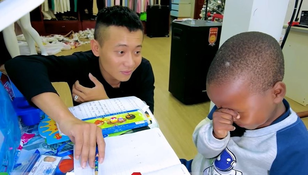 Hình ảnh cậu bé rơm rớm nước mắt ngồi trong bàn học khiến netizen không khỏi phì cười