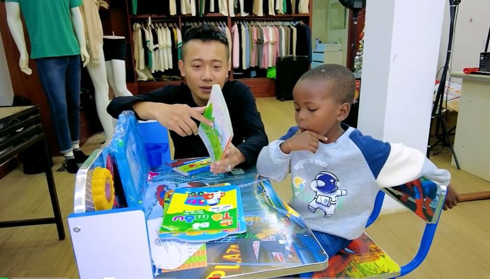 Quang Linh quyết định mua bộ bàn ghế và sách vở để Lôi Con học thêm tại nhà