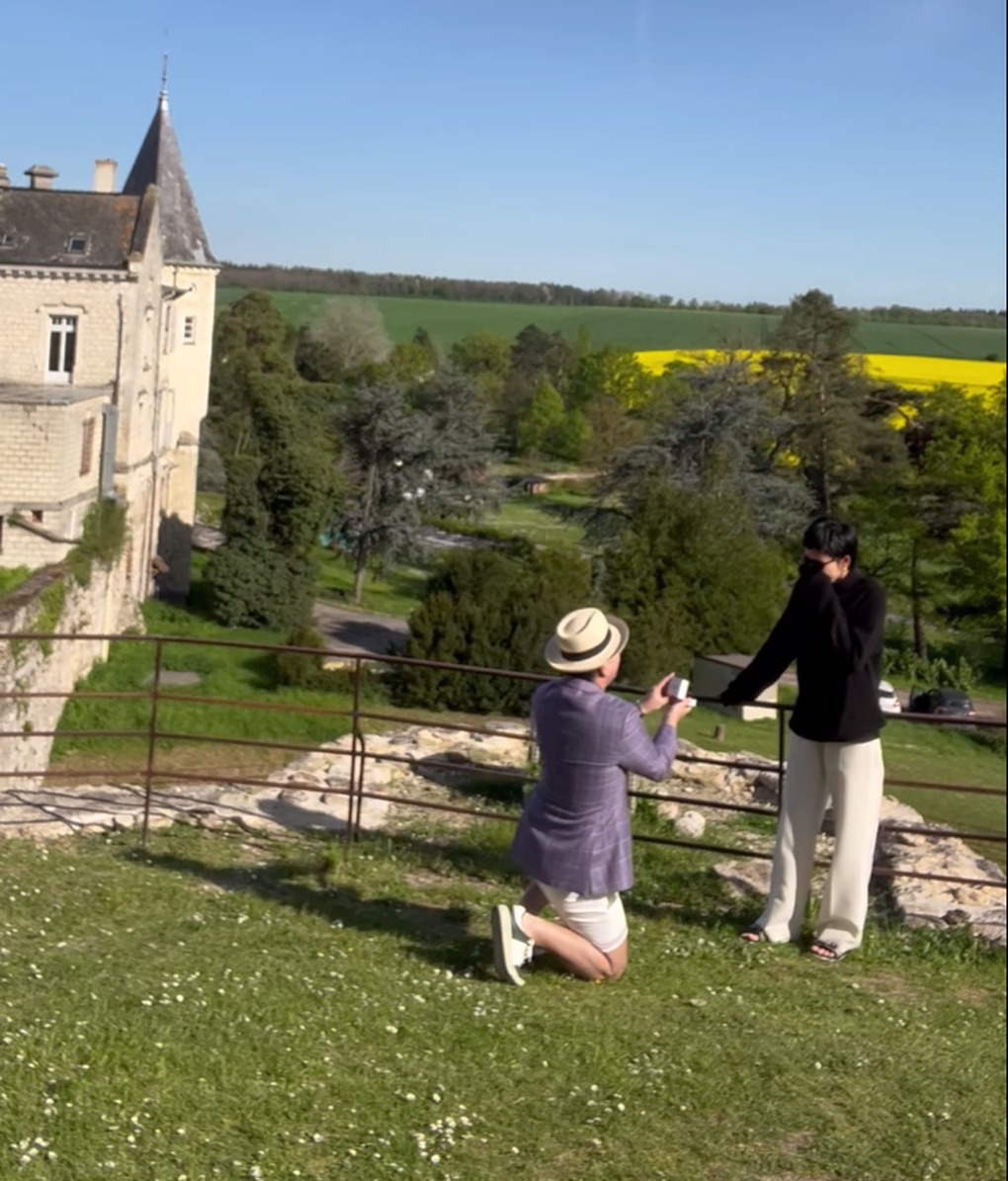 Một cặp đôi đình đám Vbiz chốt ngày cưới sau màn cầu hôn lãng mạn tại Pháp - ảnh 3