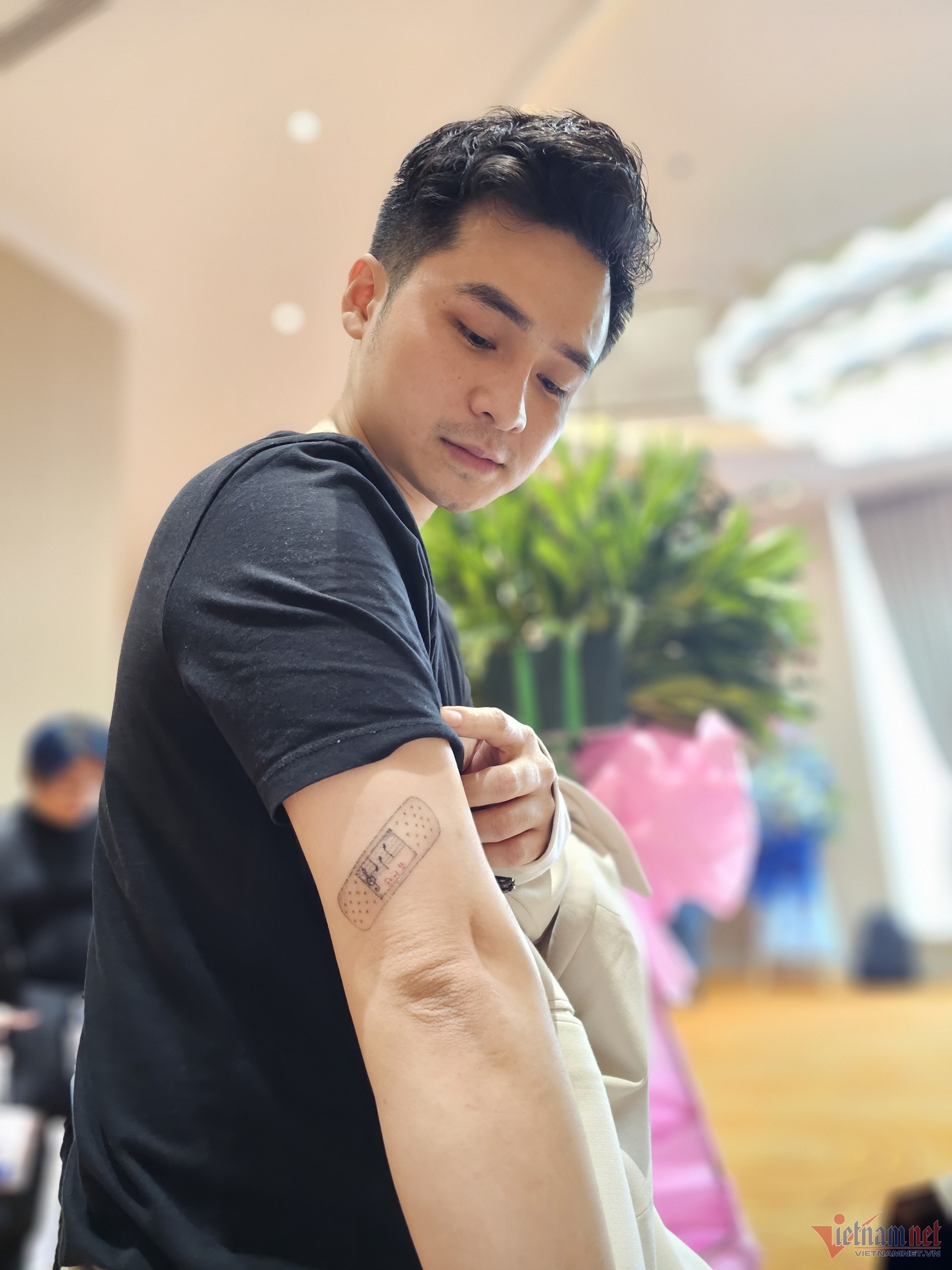 Nam nhạc sĩ không ngần ngại công khai hình xăm trên cánh tay của mình để thể hiện thành ý theo đuổi Dương Hoàng Yến - Ảnh: Vietnamnet