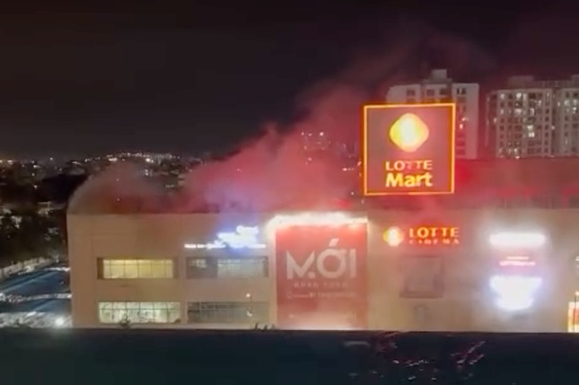 Hình ảnh ngọn lửa gây ra đám khói tỏa mù mịt khắp siêu thị đã khiến nhiều người bị một phen hốt hoảng - Ảnh: A.X.