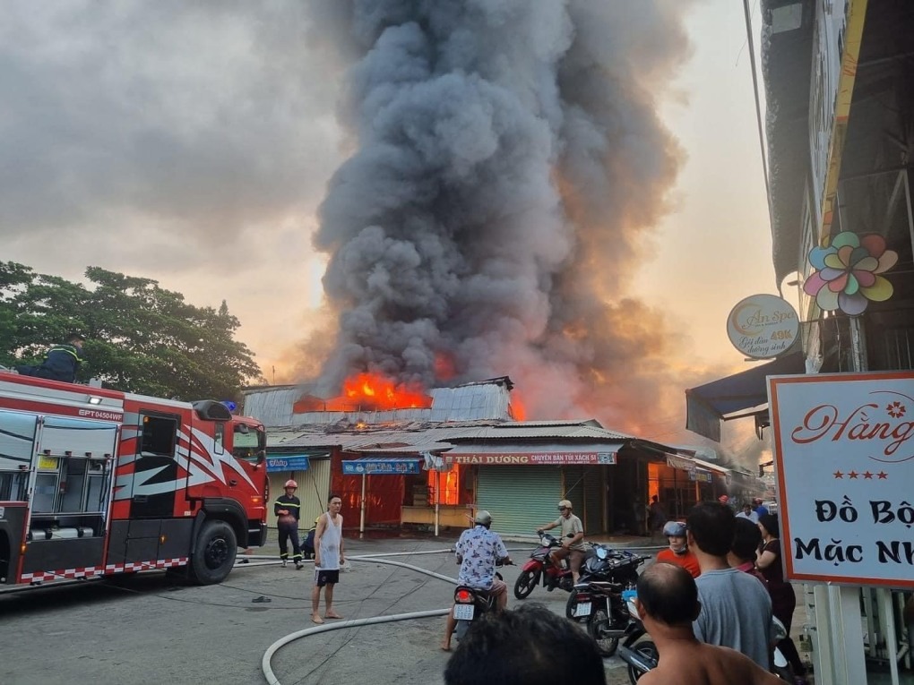 Hiện trường vụ cháy lớn ở chợ Châu Long - Ảnh: Hiền Trần