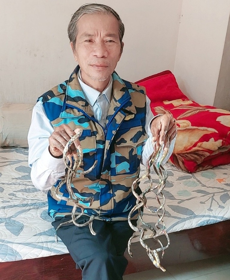 Người đàn ông ở Nam Định gây sốt với bộ móng tay dài tận 1m