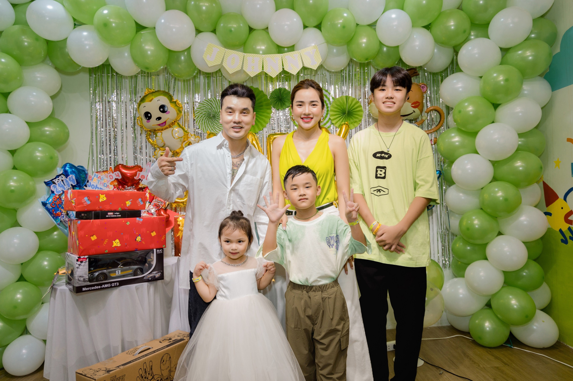 Gia đình nhỏ của Ưng Hoàng Phúc và vợ Kim Cương