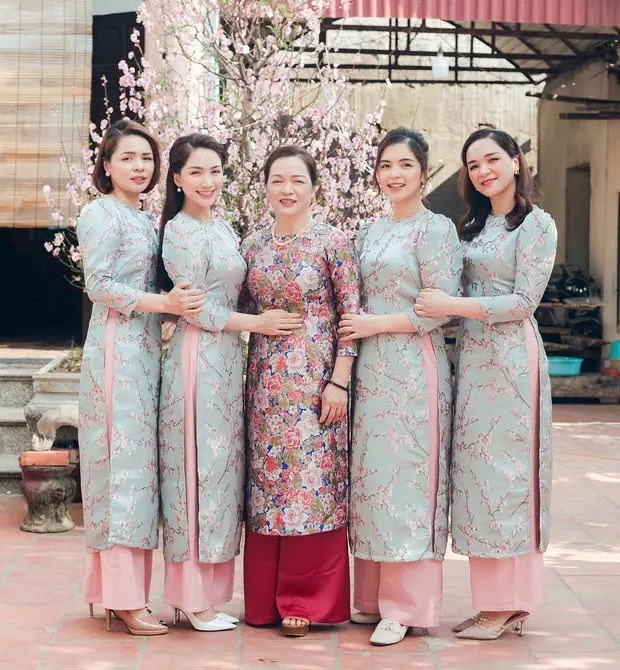 Hòa Minzy bên cạnh những người chị em trong gia đình
