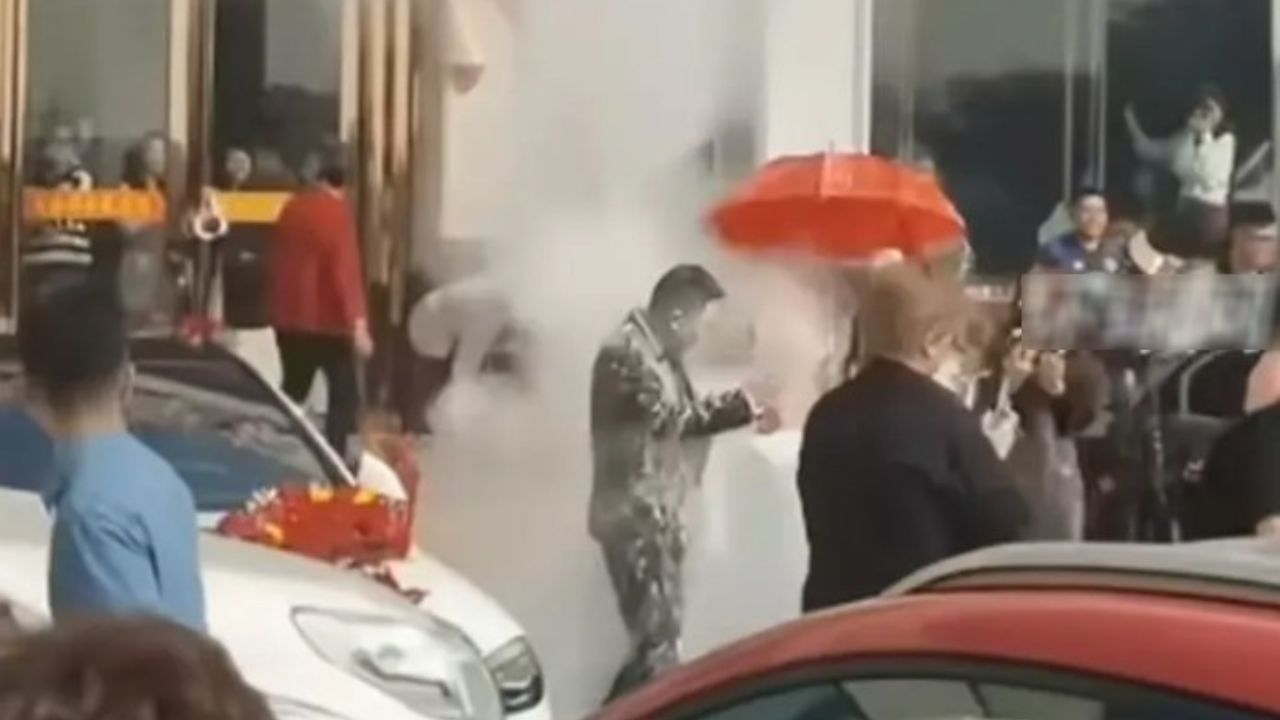 Khung cảnh đám cưới trước cửa khách sạn trở nên hỗn loạn vì bột mì trắng
