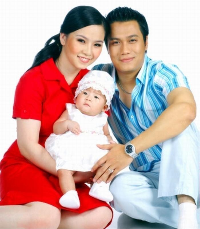 Việt Anh bên cạnh người vợ đầu và con gái