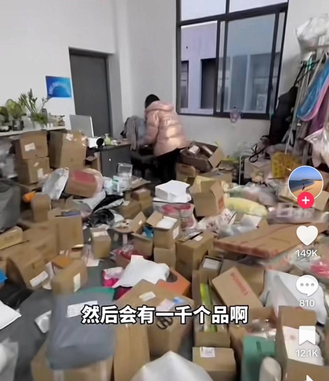 Căn phòng của cô nàng Trịnh Hương Hương chất đầy kiện hàng ngổn ngang khiến khán giả vô cùng ngỡ ngàng