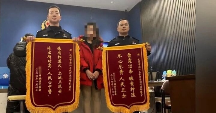Cô Zhang tặng quà cho cảnh sát thay cho lời cảm ơn vì đã giúp cô điều tra vụ việc - Ảnh: Baidu