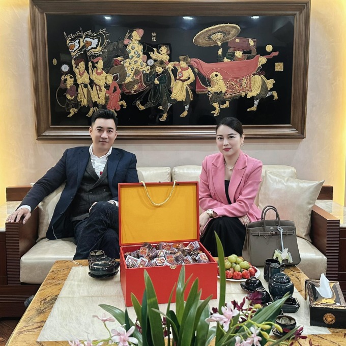 Dân mạng 'choáng' khi thấy Hằng Túi nhận được quà Tết 150 cây vàng từ bạn trai Duy Trần
