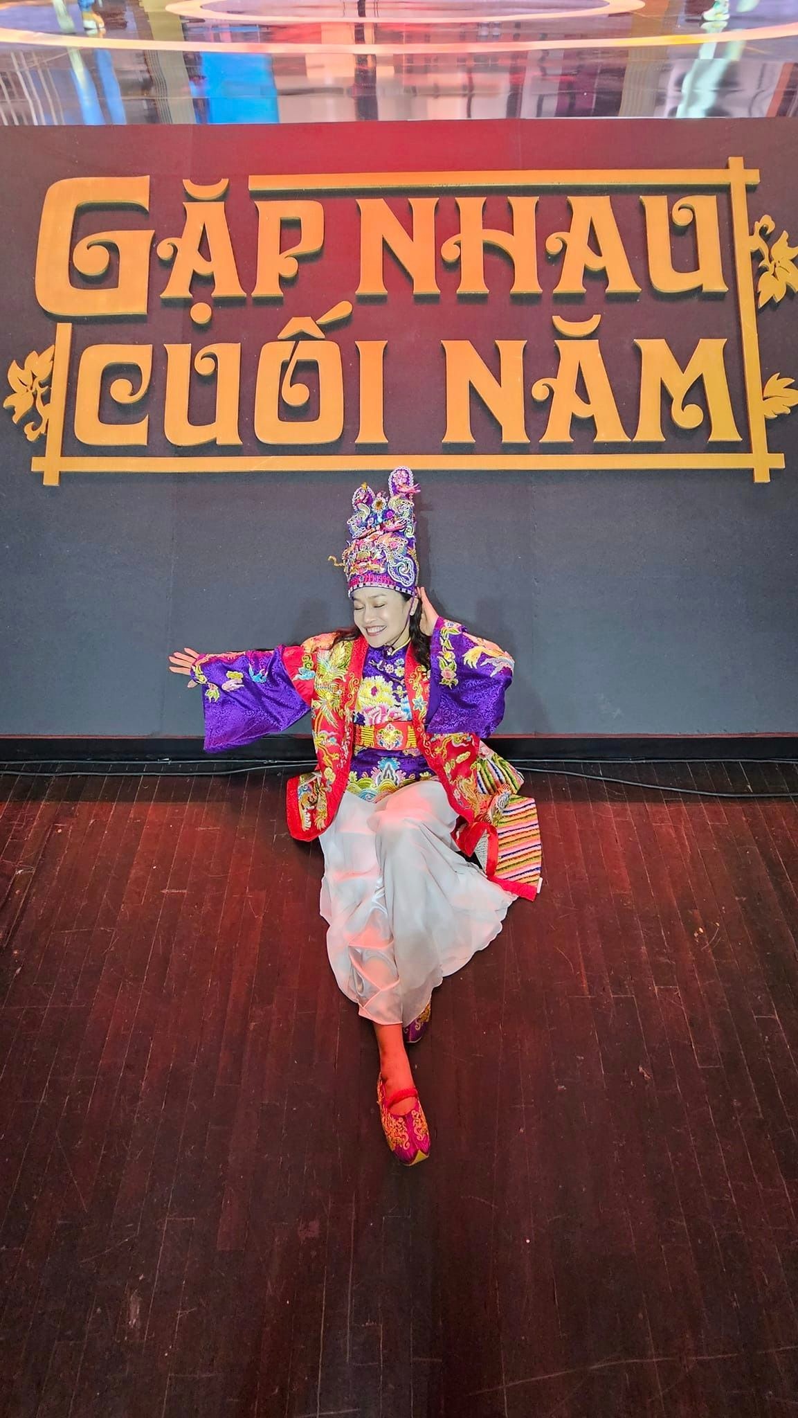 Hình ảnh của nghệ sĩ Tú Oanh trên sân khấu Gặp Nhau Cuối Năm - Táo Quân 2024