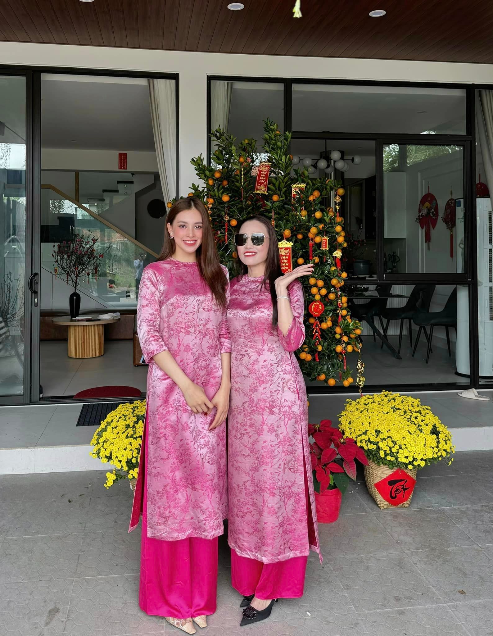 Hoa hậu Tiểu Vy và mẹ diện áo dài đôi màu hồng ngày đầu năm
