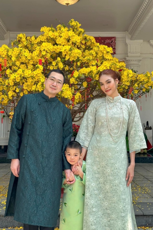Gia đình Lan Khuê diện áo dài nhân dịp năm mới