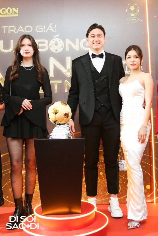 Bạn gái và em gái Đặng Văn Lâm chiếm spotlight tại lễ trao giải - Ảnh: Đi Soi Sao Đi