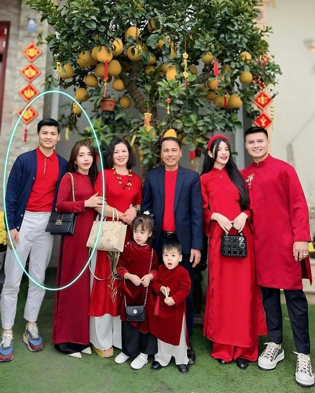 Gia đình Quang Phong và Quang Hải nhân dịp đầu năm. Đặc biệt, Linh được cư dân mạng khen xinh không kém cạnh Chu Thanh Huyền
