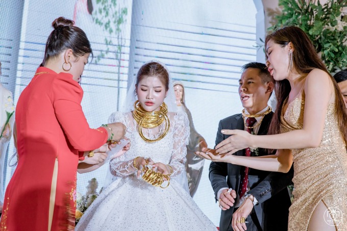 Đám cưới Nghệ An gây sốt với siêu xe trăm tỷ, vàng đựng trong túi nilon, cô dâu chú rể có thân thế “đáng nể” - ảnh 2