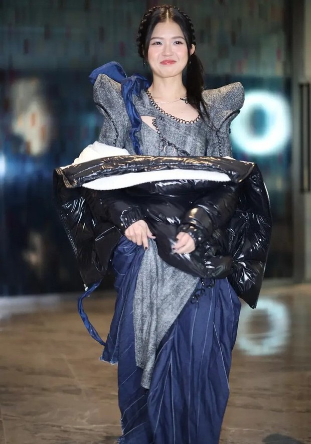 Suni Hạ Linh bị 'dìm' dưới ống kính của Sohu, tuy nhiên cô nàng vẫn được đánh giá cao bởi phong cách thời trang ấn tượng và thần thái rạng rỡ