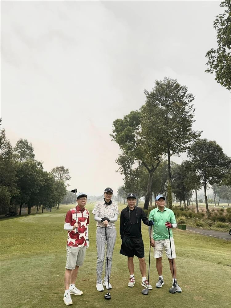 Kim Huệ thường xuyên chơi golf cùng bạn bè sau giải nghệ