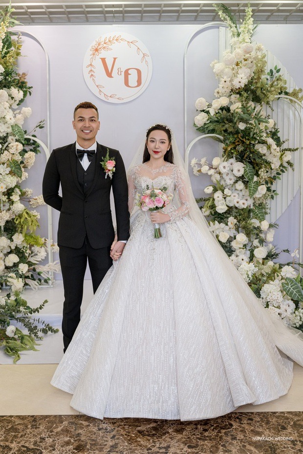 Lê Giang, Nhã Phương và dàn sao VFC đổ bộ lễ cưới diễn viên Kim Oanh, cô dâu chi hơn nửa tỷ cho váy cưới - ảnh 1