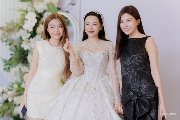 Lê Giang, Nhã Phương và dàn sao VFC đổ bộ lễ cưới diễn viên Kim Oanh, cô dâu chi hơn nửa tỷ cho váy cưới - ảnh 13