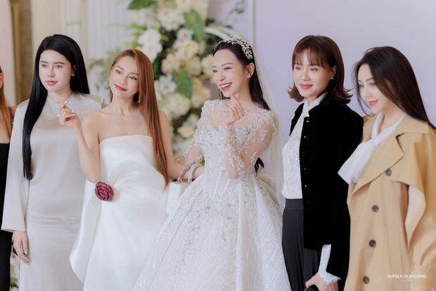 Lê Giang, Nhã Phương và dàn sao VFC đổ bộ lễ cưới diễn viên Kim Oanh, cô dâu chi hơn nửa tỷ cho váy cưới - ảnh 8