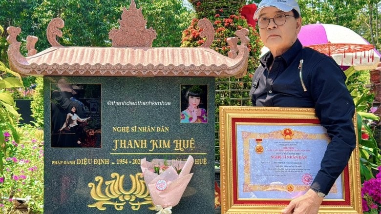 Nam nghệ sĩ 2 lần nhận danh hiệu NSND, mang bằng khen đến mộ vợ bật khóc nức nở: '806 ngày nhớ em' - ảnh 1