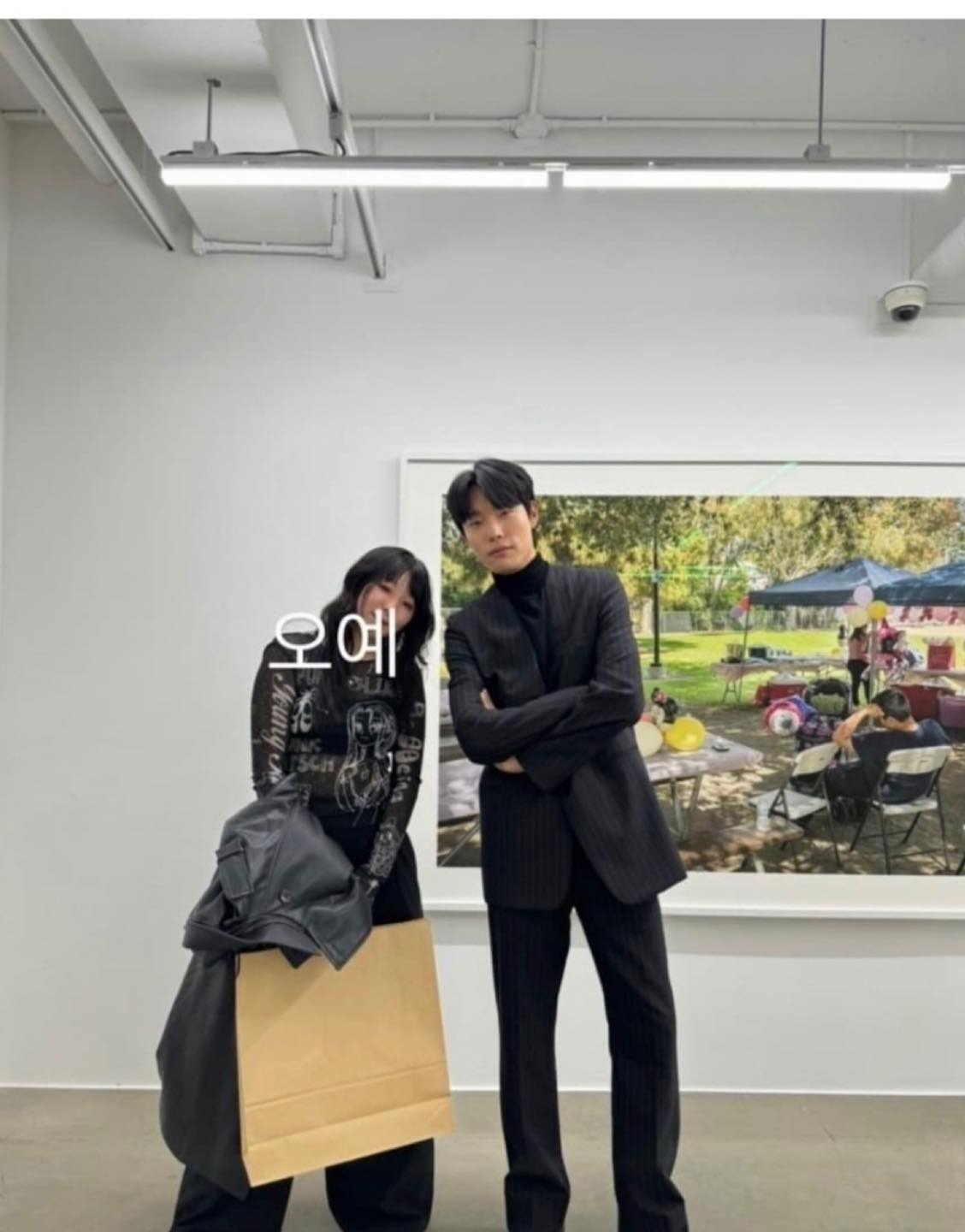 Ryu Jun Yeol chụp ảnh cùng em gái của Han So Hee