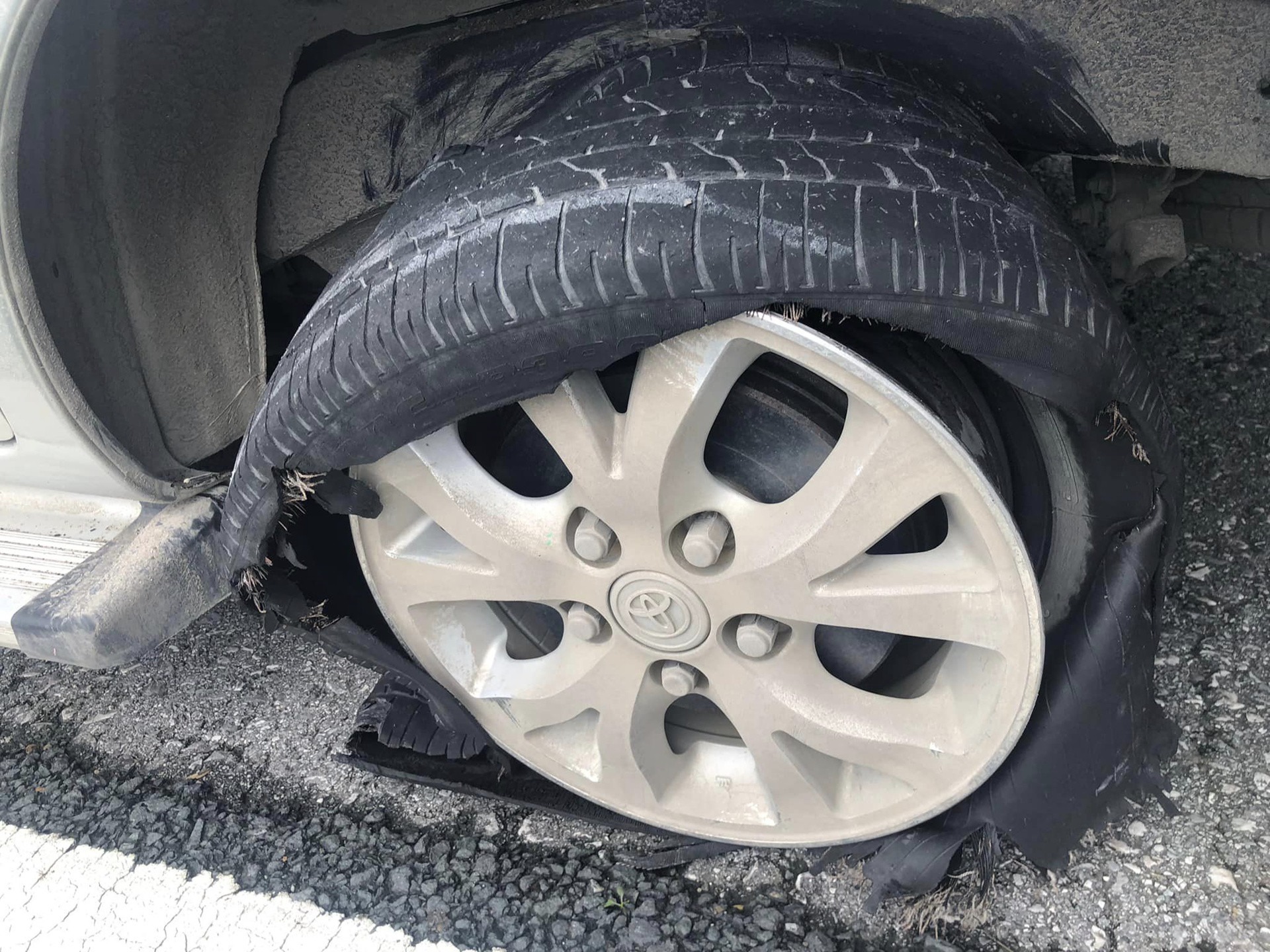 Lốp bánh xe của nam ca sĩ nổ tung khi đang lưu thông trên đường