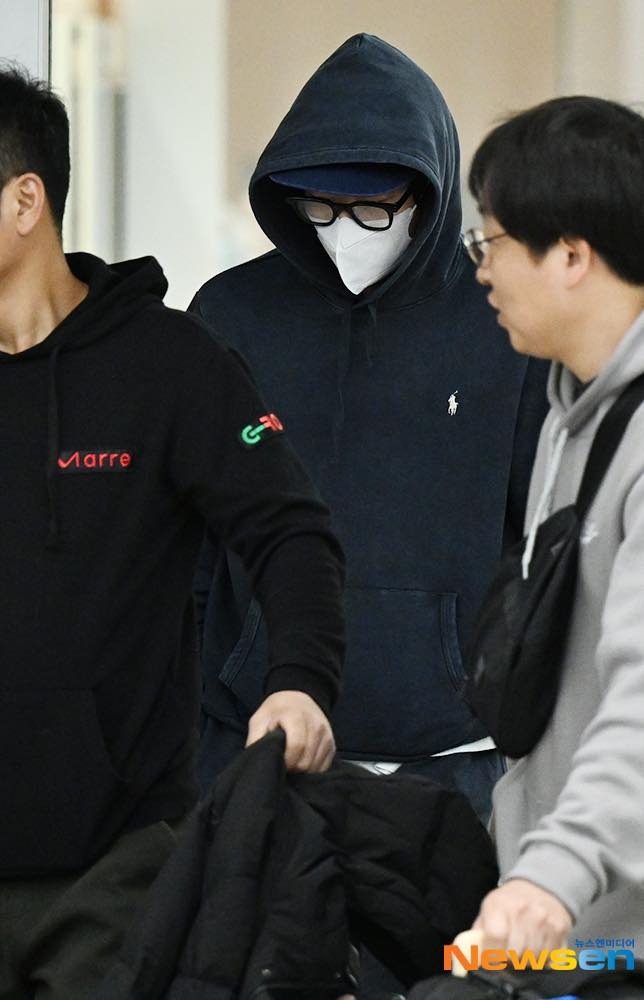 Một số hình ảnh của Ryu Jun Yeol khi đáp sân bay Hàn Quốc trước Han So Hee một ngày