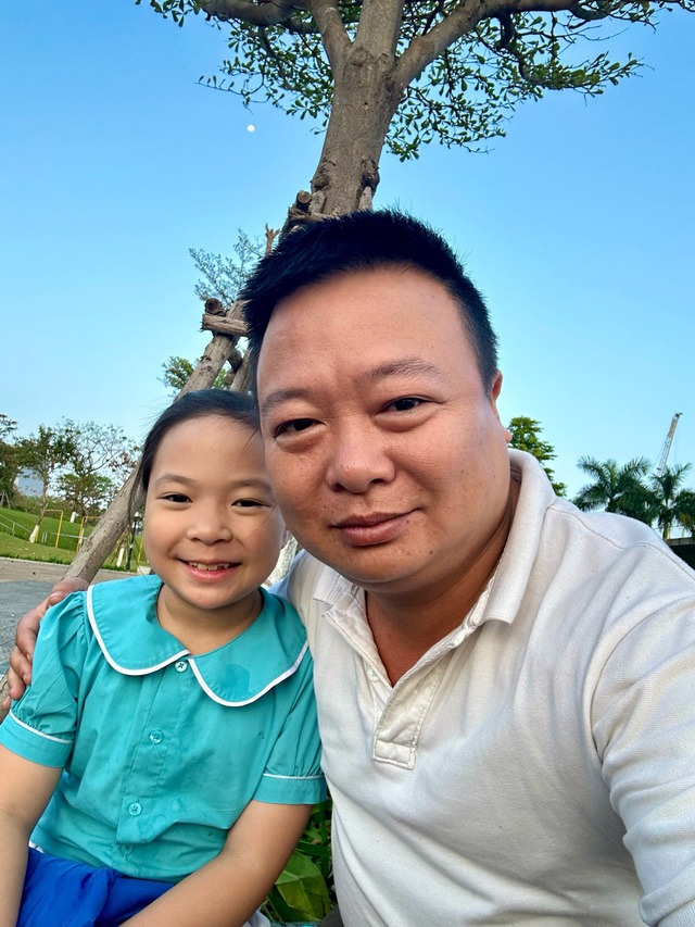 Anh Phạm Thế Phương bên cạnh con gái của mình