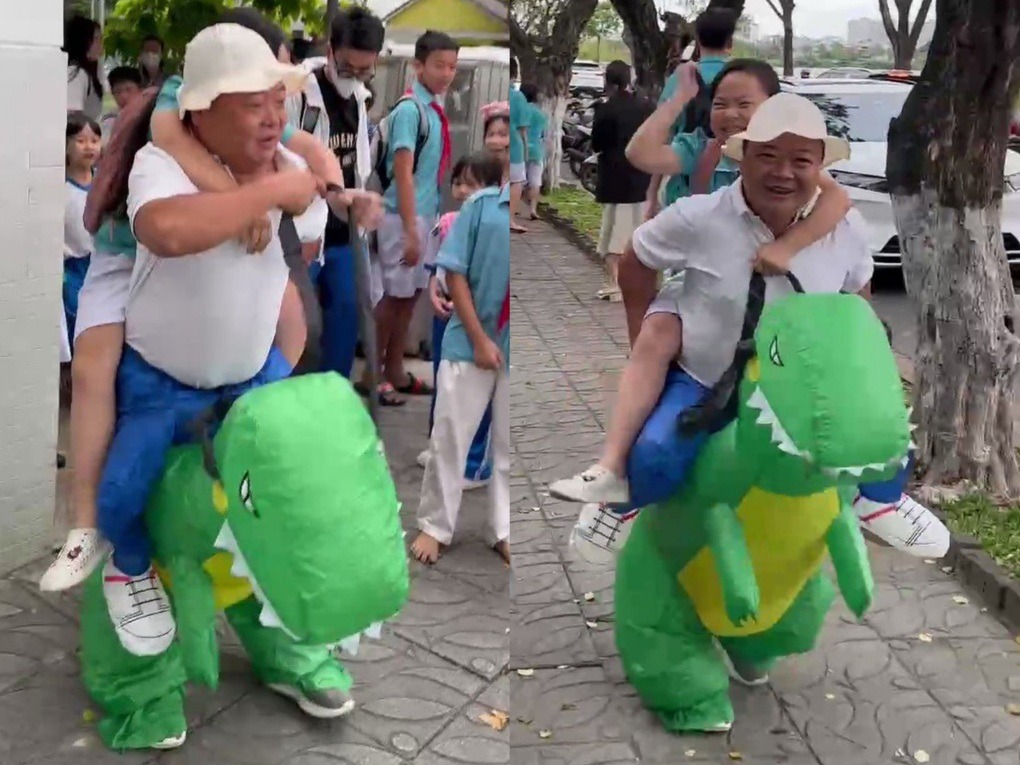 Đoạn clip người cha mặc đồ khủng long đón con gái đang viral trên mạng xã hội