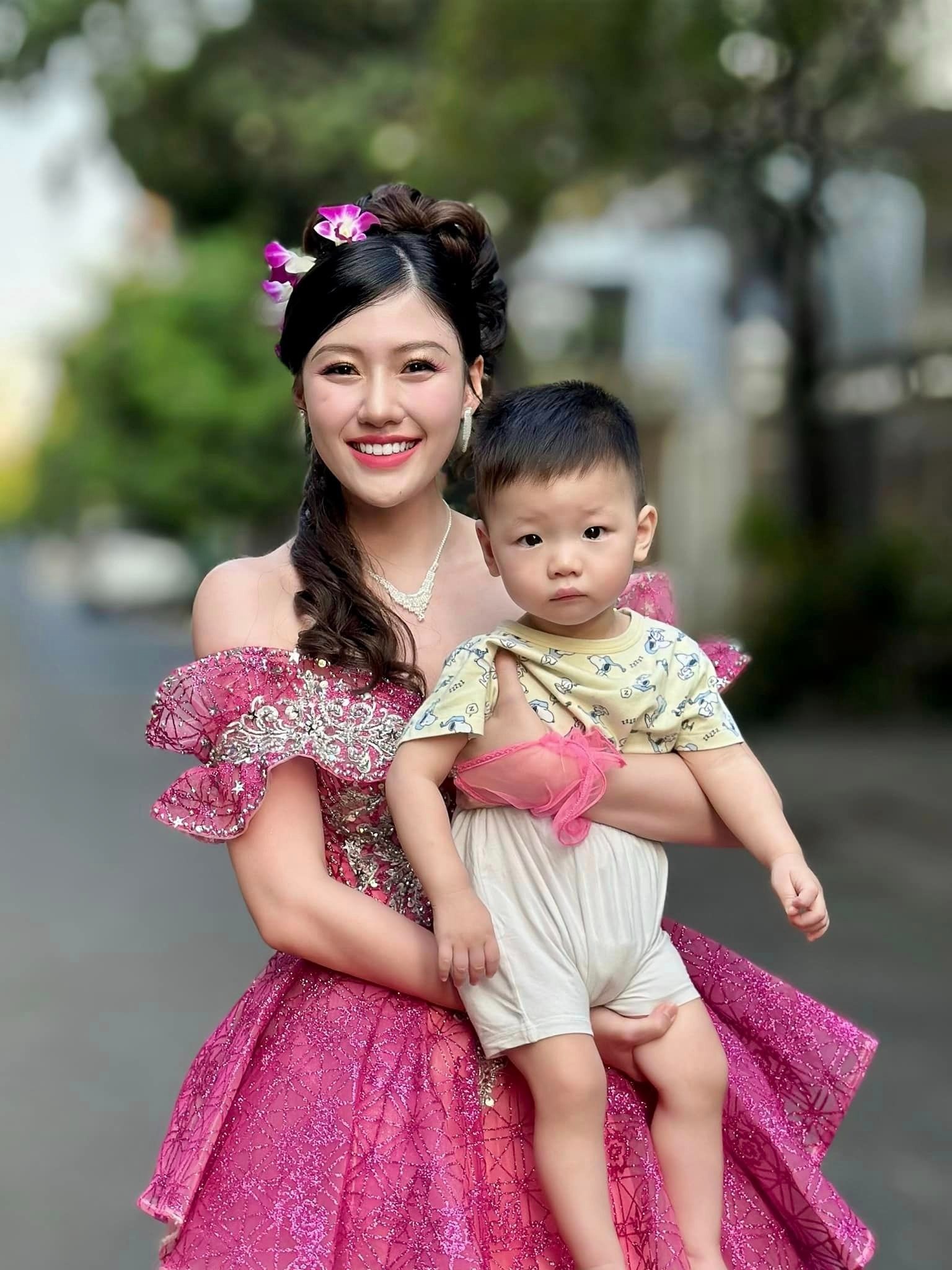 Loạt ảnh của em gái Trấn Thành làm cô dâu thập niên hồi đó bên hai con khiến netizen xôn xao - ảnh 2