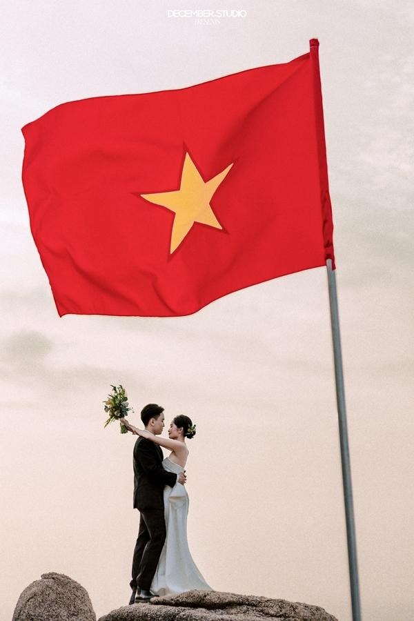 Cặp đôi chụp ảnh cưới đúng khoảnh khắc Lễ Thượng cờ gây sốt, dân mạng không ngớt lời khen cho “tấm ảnh để đời” - ảnh 2