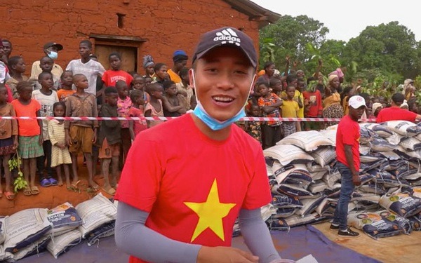Quang Linh Vlog nổi tiếng với hành trình giúp đỡ bà con tại Angola (Châu Phi)